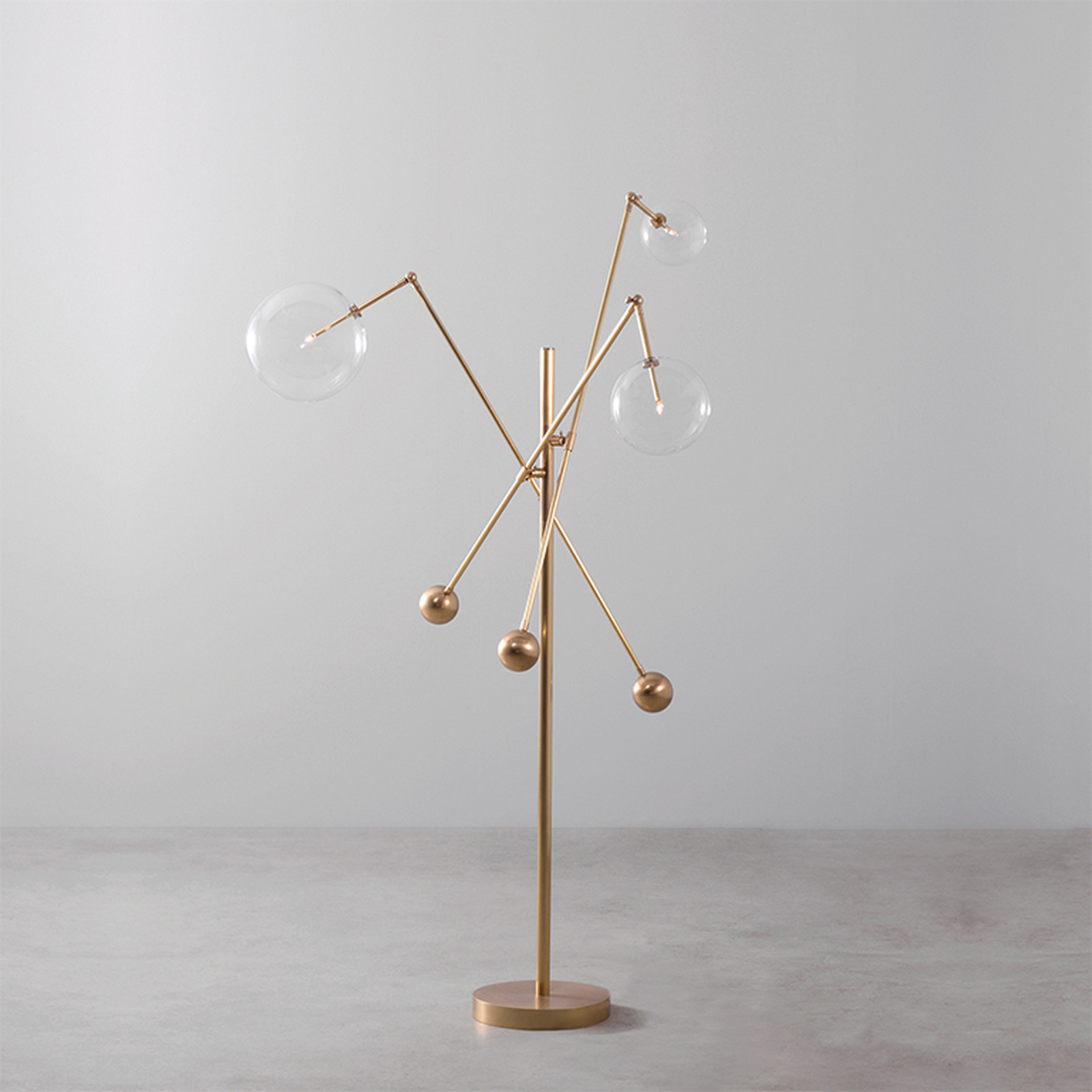Milan 3-ramenný – dizajnové stojanové svietidlo z mosadze, 5 povrchových úprav – Obrázok 4