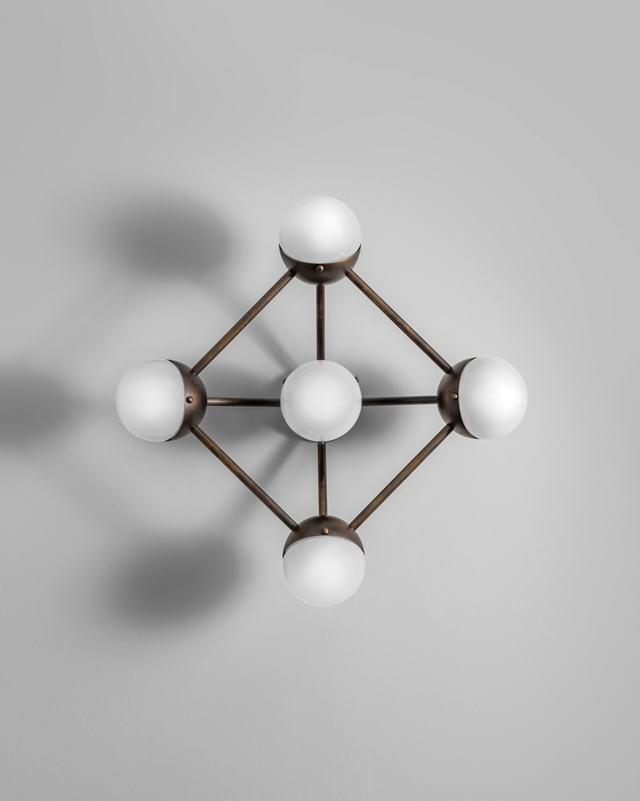 Molecule 5 – dizajnové nástenné svietidlo z mosadze, viacero vyhotovení – Obrázok 8