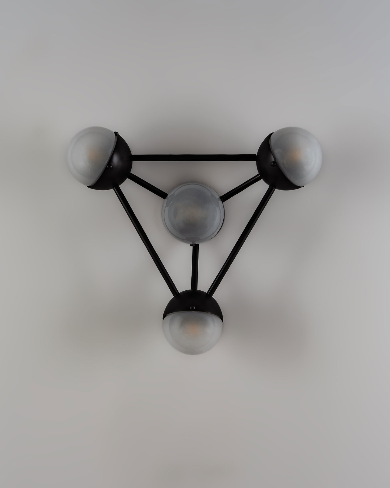 Molecule 4 – dizajnové nástenné svietidlo z mosadze, viacero vyhotovení – Obrázok 3
