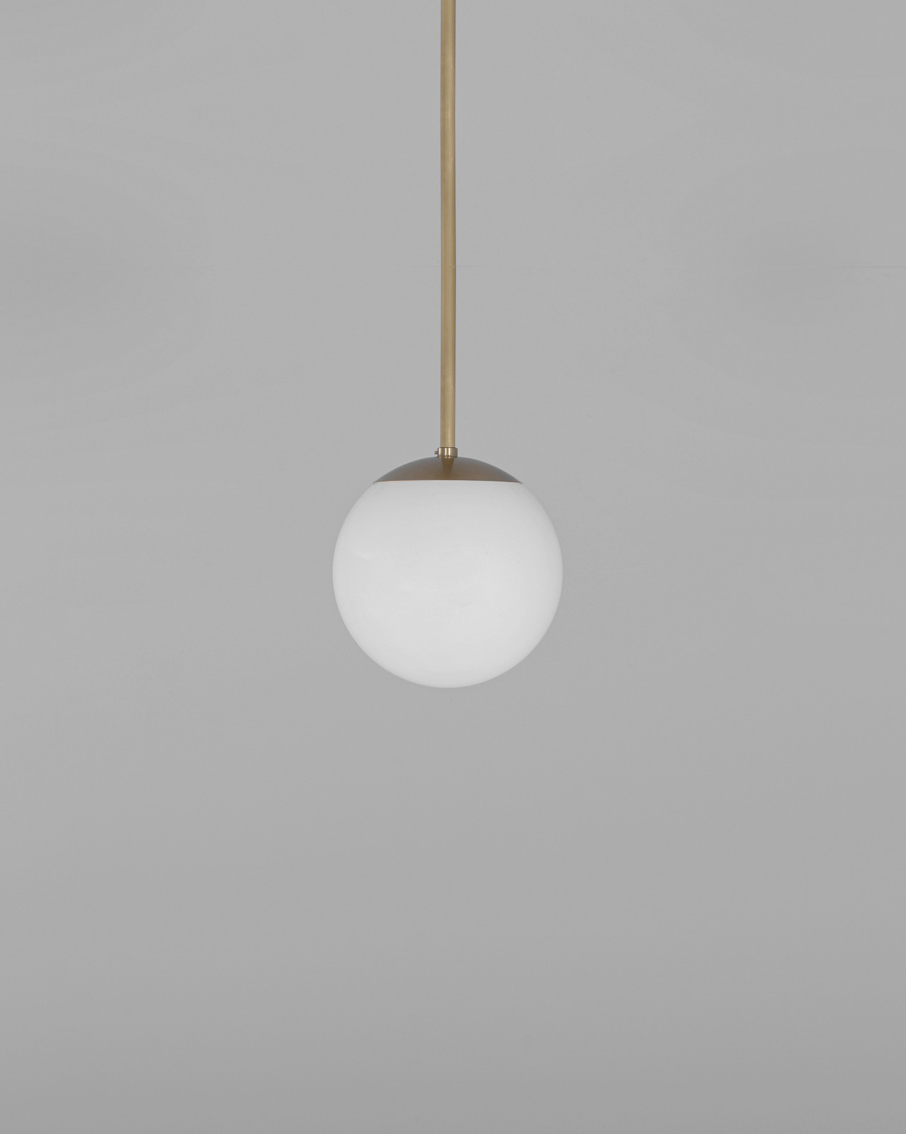 Glass Globe Opal fi 200 – dizajnové závesné svietidlo z mosadze, 5 povrchových úprav