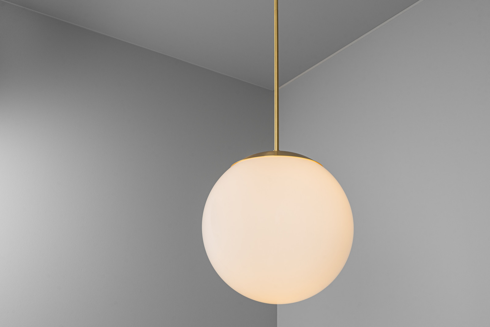 Glass Globe Opal fi 600 – dizajnové závesné svietidlo z mosadze, 5 povrchových úprav – Obrázok 5
